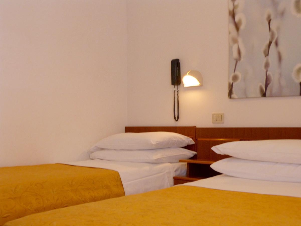 Hotel D'Annunzio Cattolica Extérieur photo